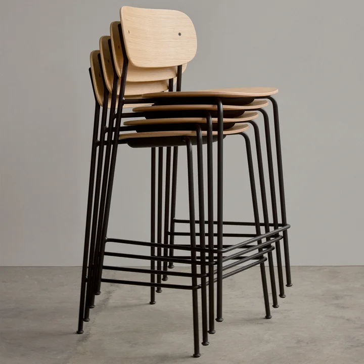 Co Counter Chair van Audo in eiken natuur met zwart stalen frame