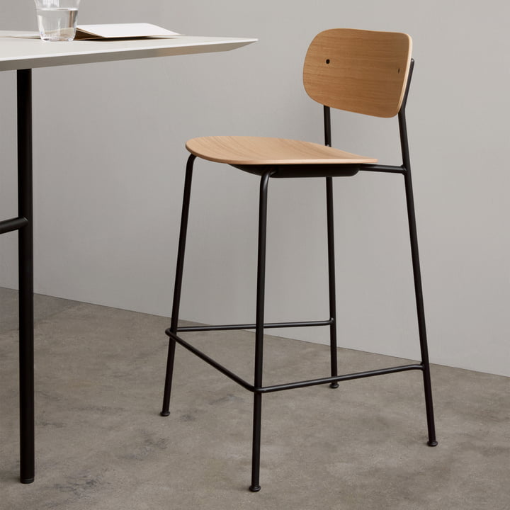 Co Counter Chair van Audo in eiken natuur met zwart stalen frame