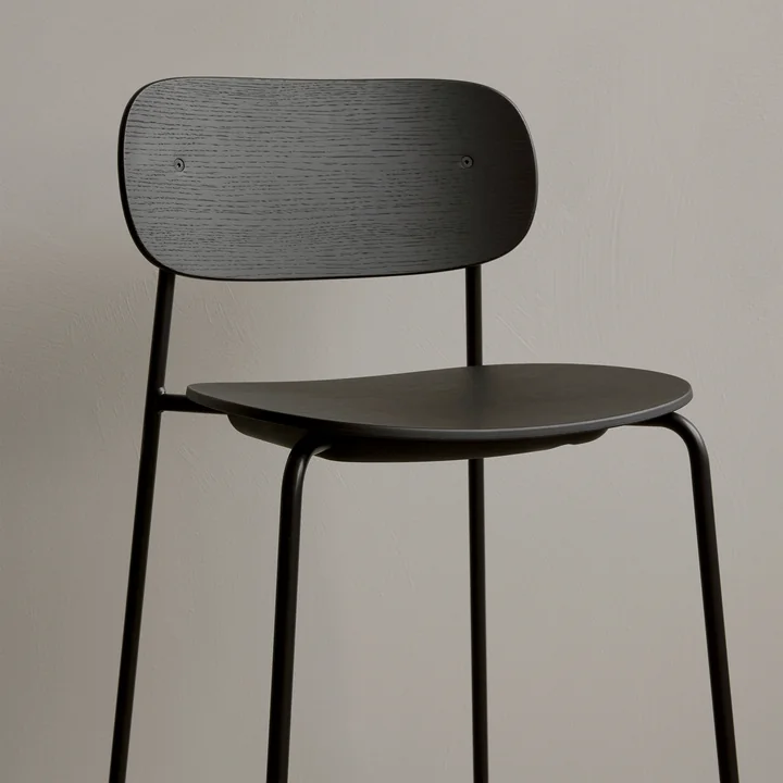 Co Barstoel van Audo in zwart eiken met zwart onderstel