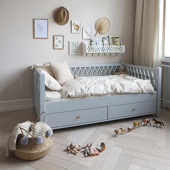 Harlequin Junior Daybed van Cam Cam Copenhagen in de kleur lichtgrijs