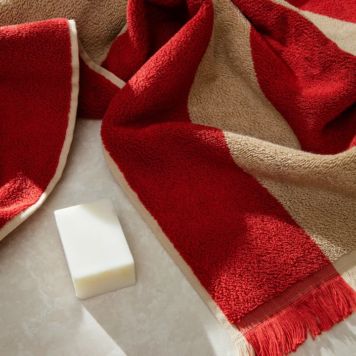 Alee Handdoek, licht camel / rood van Ferm Living