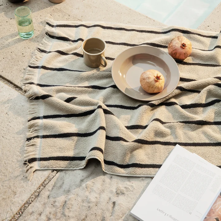 Alee Badhanddoek, zand / zwart by Ferm Living