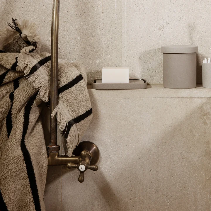 Alee Handdoek en badlaken, zand / zwart van Ferm Living