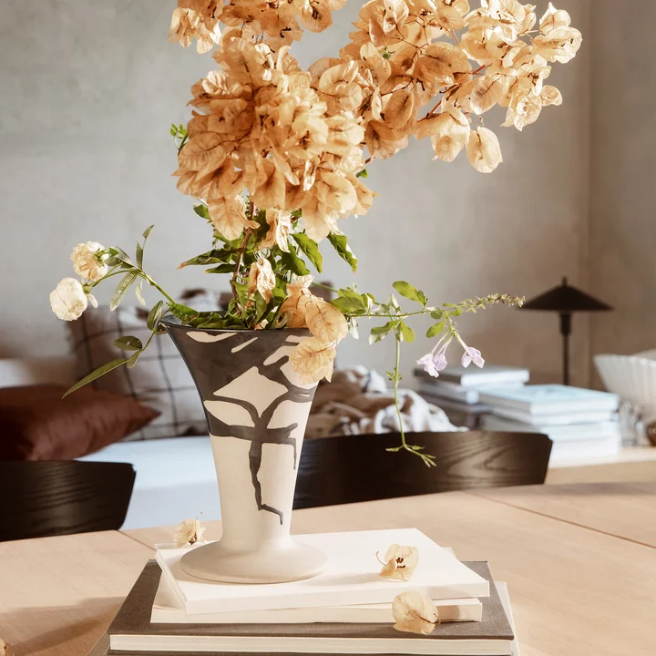 Flores Vaas van Ferm Living in het design zand/zwart