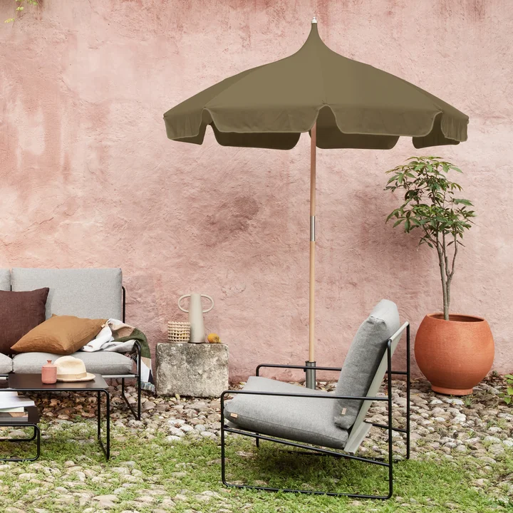 Lull Parasol van Ferm Living in het ontwerp military olive