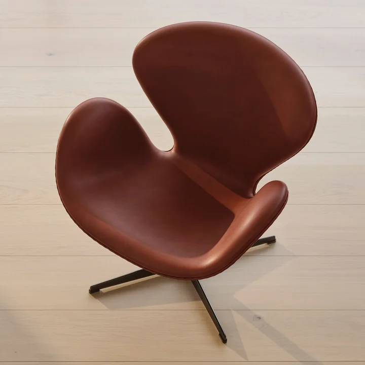 Swan fauteuil, kastanjebruin leer / chroom PVD frame by Fritz Hansen