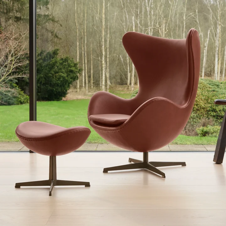 Egg Chair en voetsteun, kastanjebruin leer van Fritz Hansen