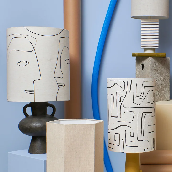 Steengoed tafellampvoet met handvatten en kap van Hkliving