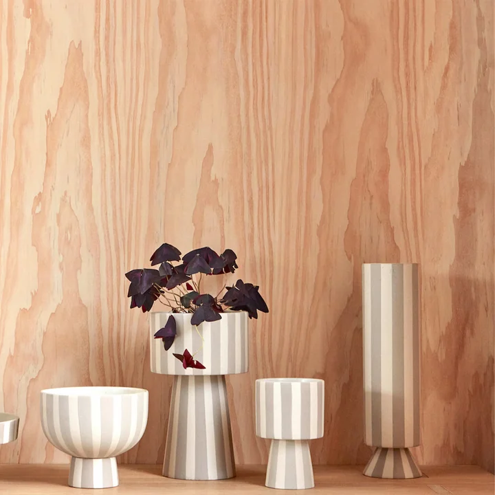 De gestreepte Toppu vaas van OYOY