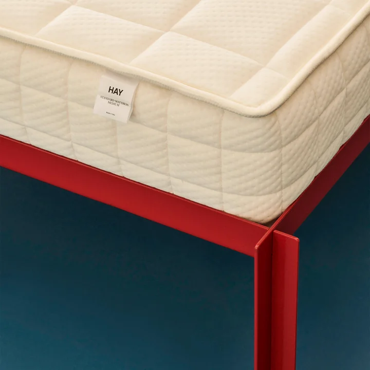 Standaard matras op Connect Bed, maroon red van HAY