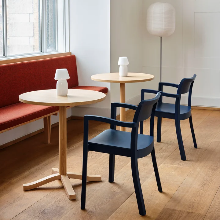 Pastis fauteuil, eettafel, Apollo tafellamp, Common staande lamp van HAY