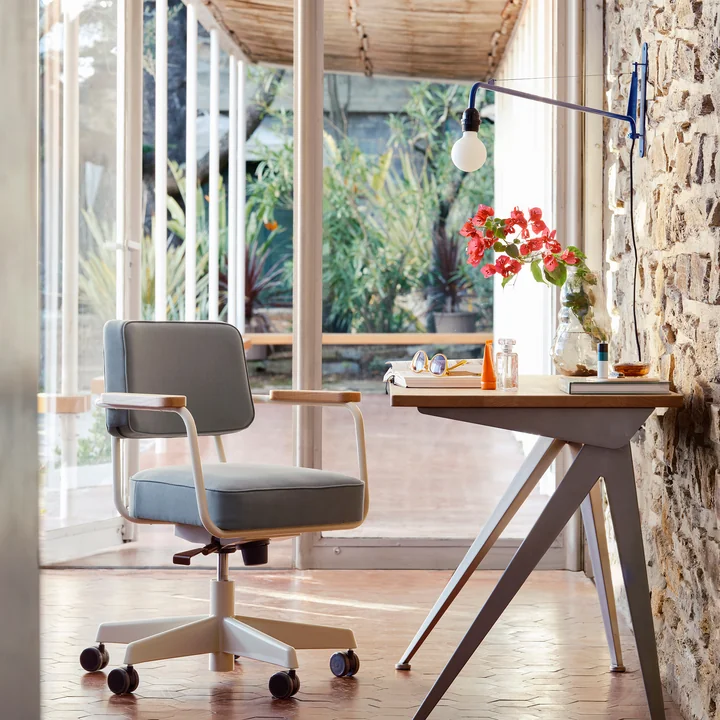 Potence Wandlamp van Vitra in de uitvoering Prouvé Bleu Marcoule