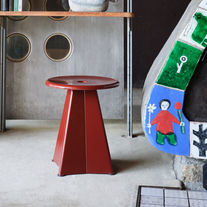 Tabouret Métallique Kruk van Vitra in de uitvoering japans rood