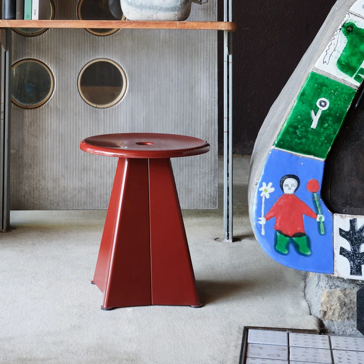 Tabouret Métallique Kruk van Vitra in de uitvoering japans rood