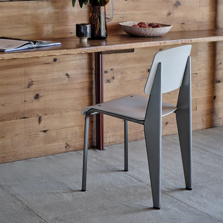 Prouvé Standard SP chair van Vitra in de afwerking métal brut met poedercoating, viltglijders bruin