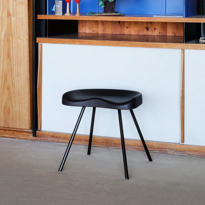 Tabouret 307 Kruk van Vitra in donkere eik