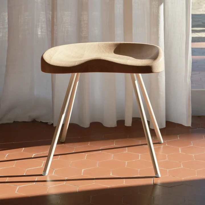 Tabouret 307 Kruk van Vitra in natuurlijke eik