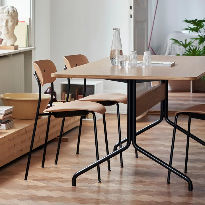 Pavilion Eettafel, eiken blank gelakt / zwart onderstel van & Tradition