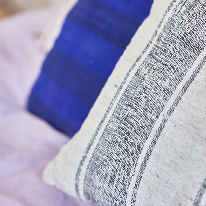 Striped Kussen, brede strepen, blauw/beige van HKliving