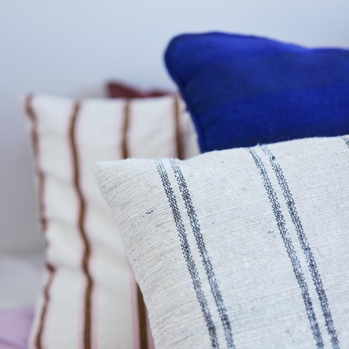 Striped Kussen, smalle strepen, blauw/beige van HKliving