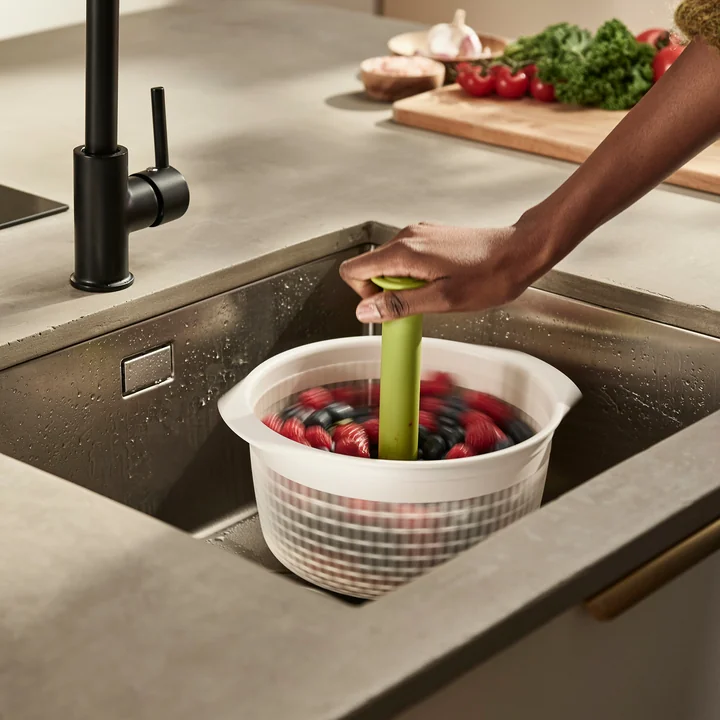 Spindola Saladezeef voor de gootsteen door Joseph Joseph