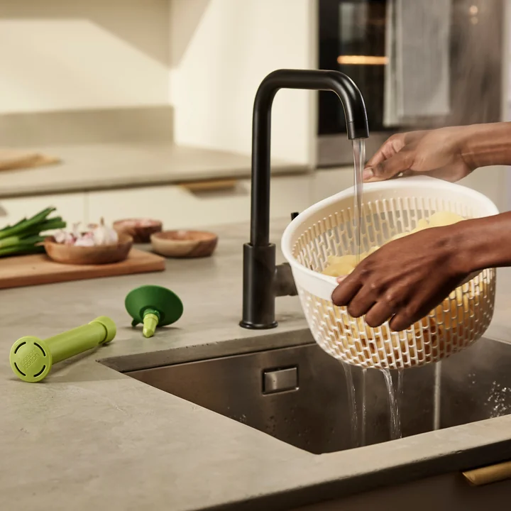 Spindola Saladezeef voor de gootsteen door Joseph Joseph