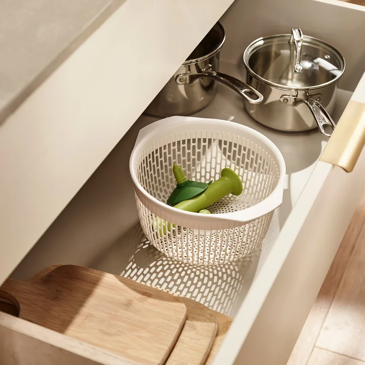 Spindola Saladezeef voor de gootsteen door Joseph Joseph