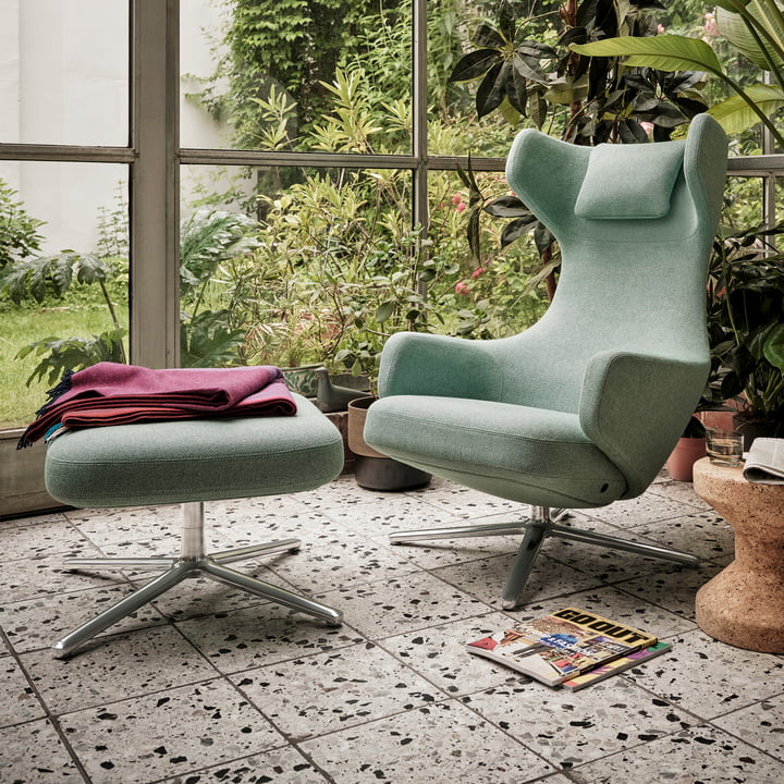 Grand Repos Ottoman Vitra Fauteuil en uit in de Dumet lichtblauw smaragd uitvoering