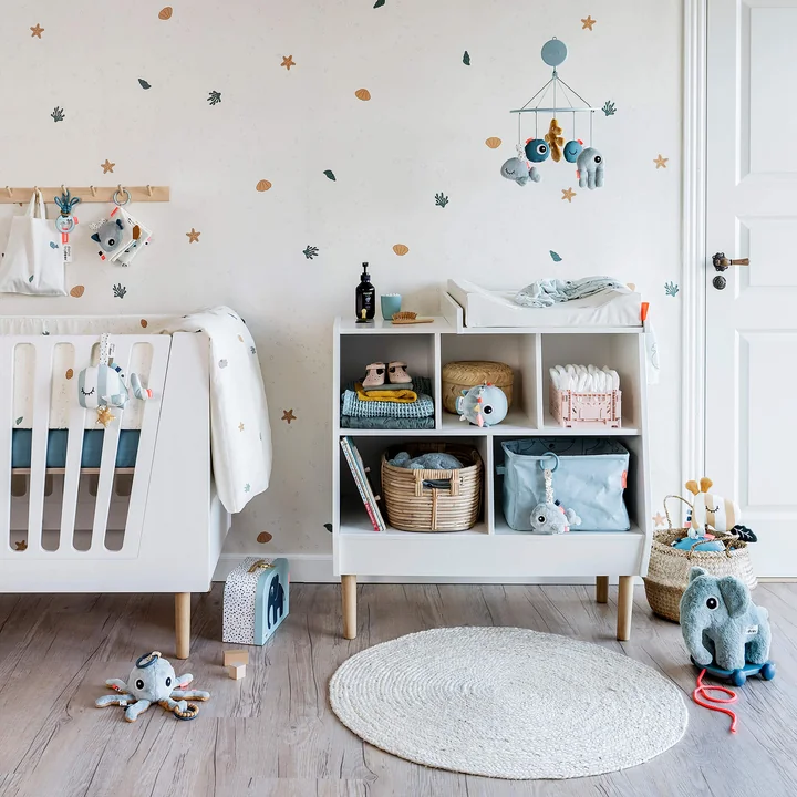 Muziekmobiel met spiegel en kinderbedje van Done by Deer