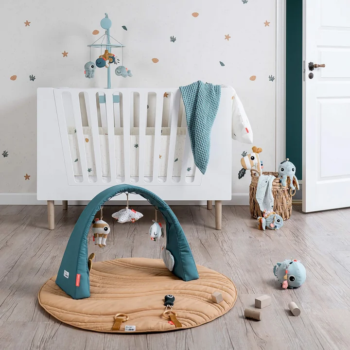 Muziekmobiel met spiegel en kinderbedje van Done by Deer