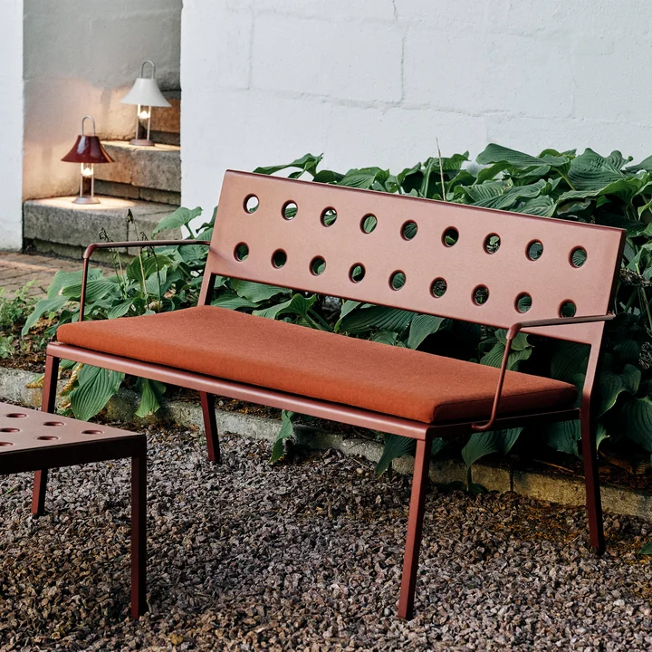 Balcony Loungebank met armleuningen, L 121,5 cm, ijzer rood van HAY