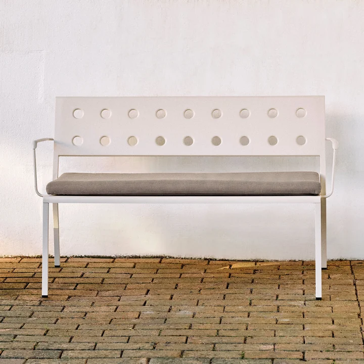Balcony Loungebank met armleuningen, L 121,5 cm, krijtbeige van HAY