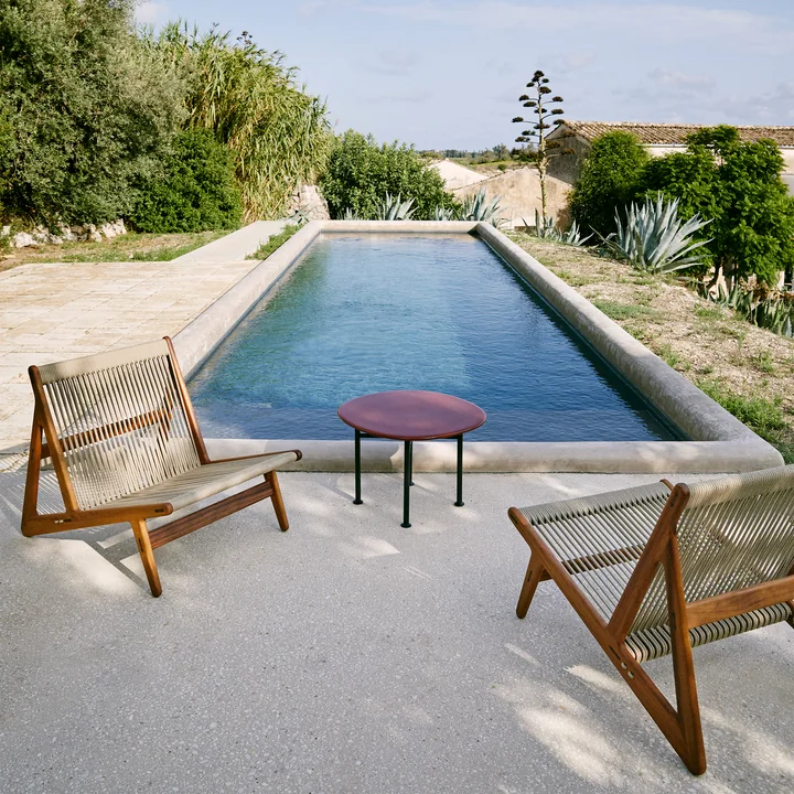 MR01 Outdoor Lounge Chair van Gubi in de uitvoering Iroko natur / Sunfire Melange beige zand