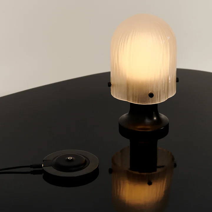 Seine Tafellamp LED Outdoor van Gubi in de uitvoering antiek messing / matglas