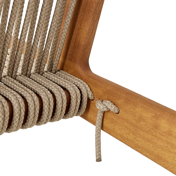 MR01 Outdoor Lounge Chair van Gubi in de uitvoering Iroko natur / Sunfire Melange beige zand