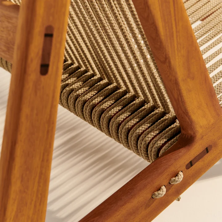MR01 Outdoor Lounge Chair van Gubi in de uitvoering Iroko natur / Sunfire Melange beige zand