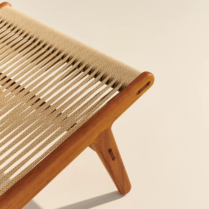 MR01 Outdoor Lounge Chair van Gubi in de uitvoering Iroko natur / Sunfire Melange beige zand