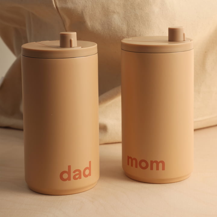 Travel Mok van Design Letters in de versie Mom en Dad / beige