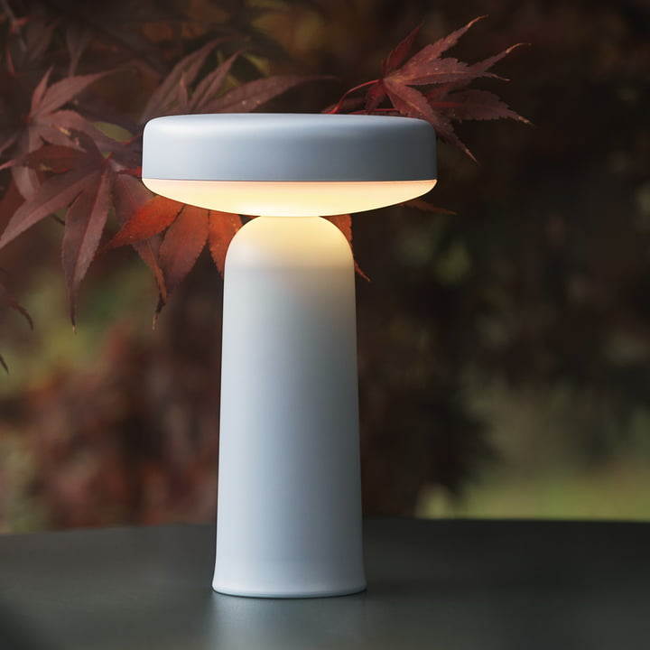 Ease Portable LED Outdoor Batterijlamp van Muuto in de kleur lichtblauw