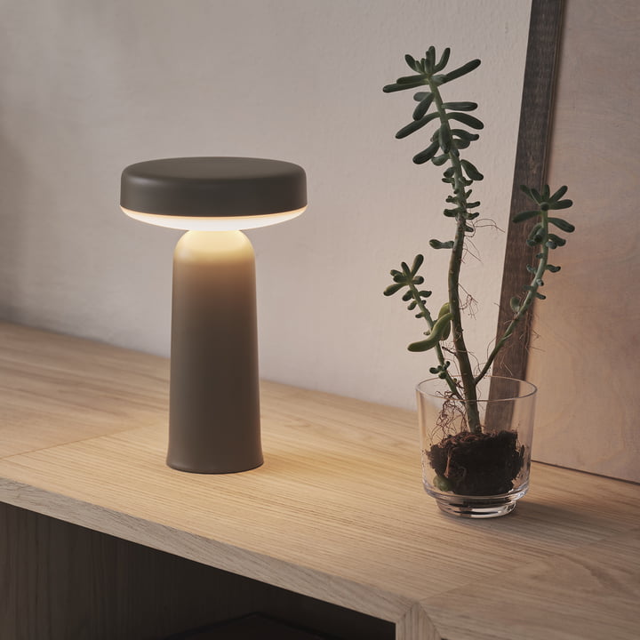 Ease Portable LED Outdoor Batterij lamp van Muuto in de kleur taupe