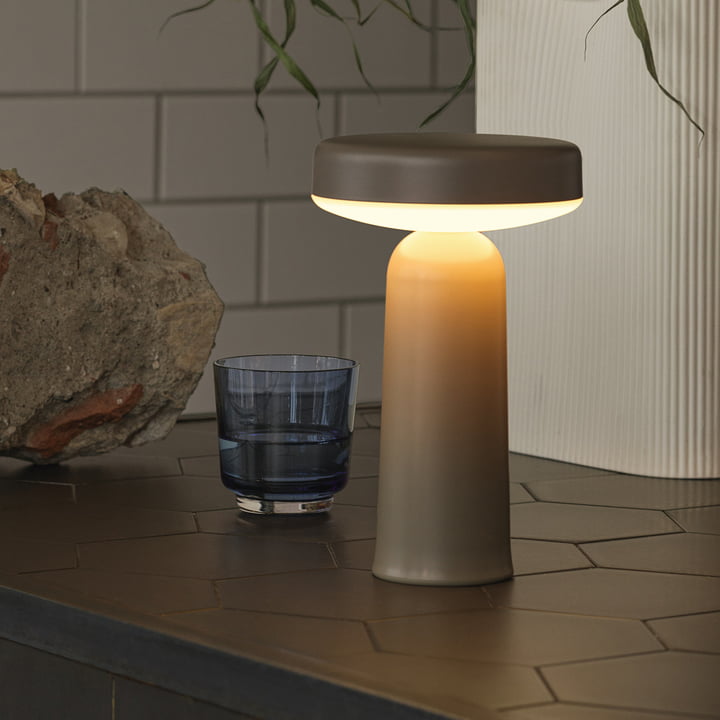 Ease Portable LED Outdoor Batterij lamp van Muuto in de kleur taupe