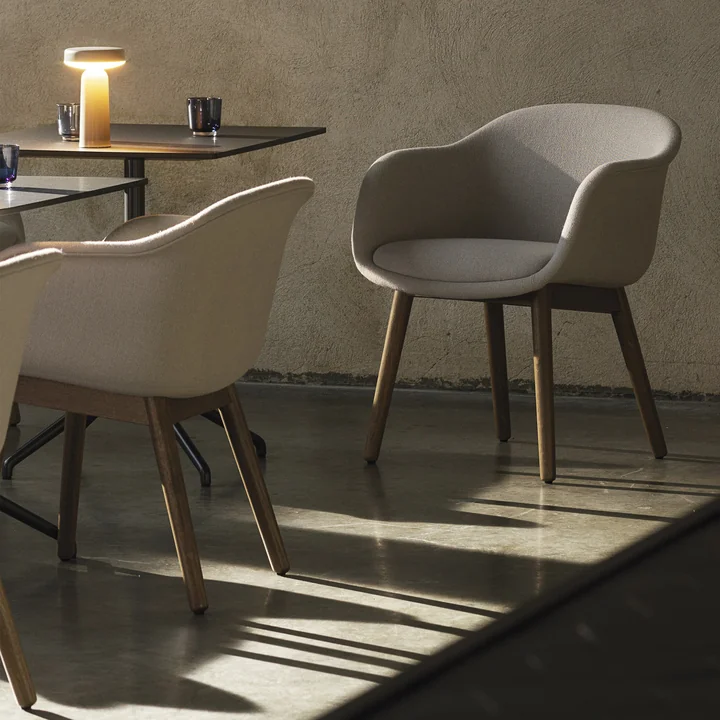 Fiber Conference Fauteuil met houten frame van Muuto