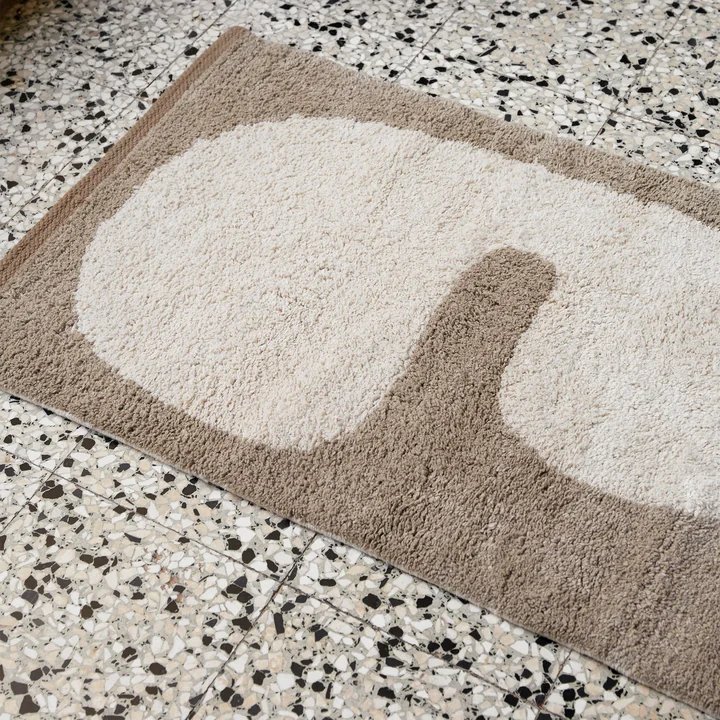 Lay Wasbare deurmat van Ferm Living in het dessin dark taupe / off-white