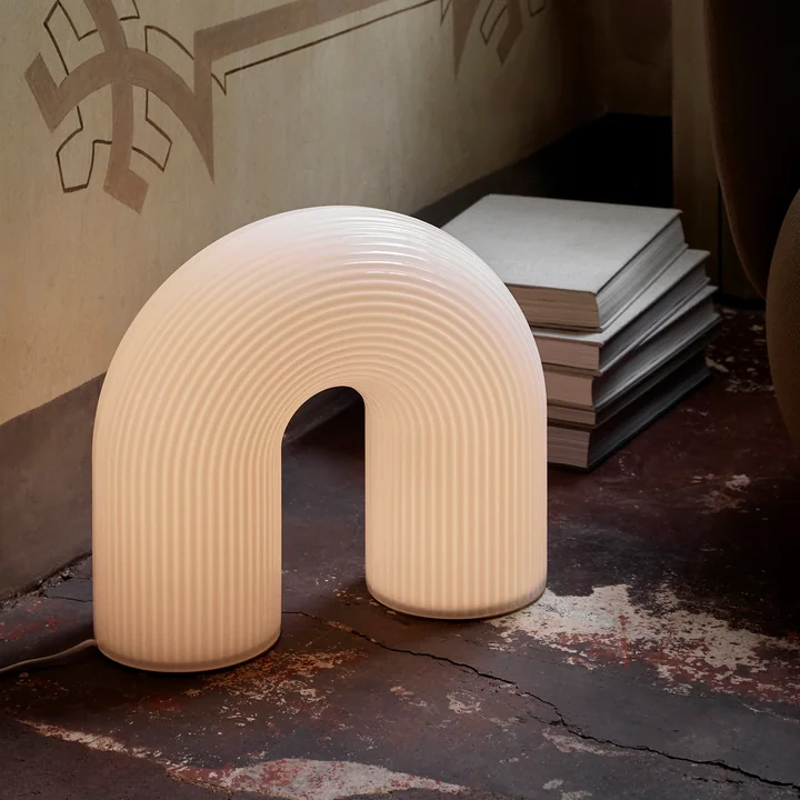 Vuelta LED vloerlamp Ferm Living in de kleur wit