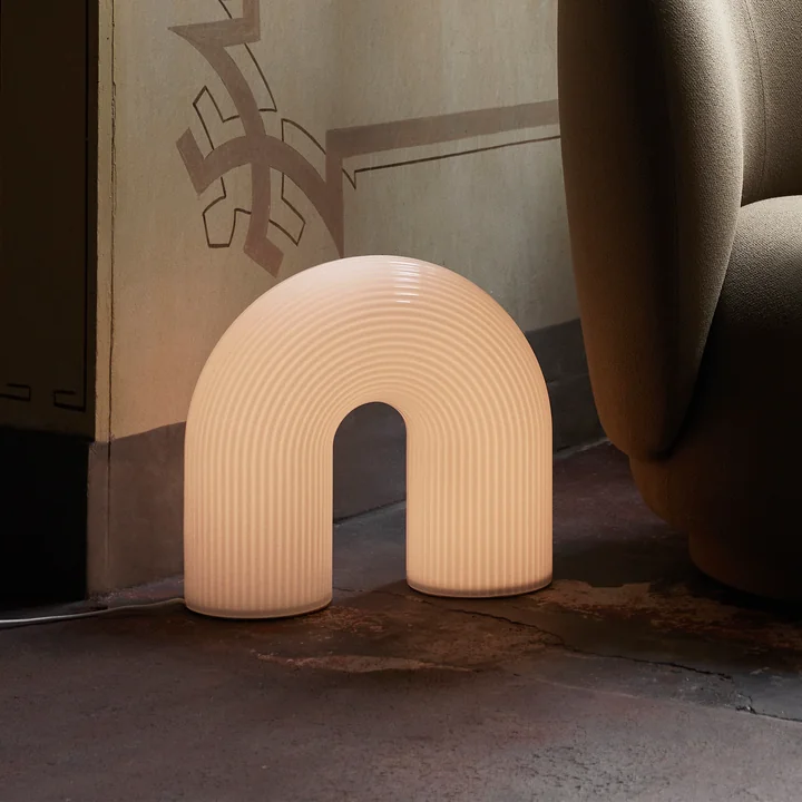 Vuelta LED vloerlamp Ferm Living in de kleur wit