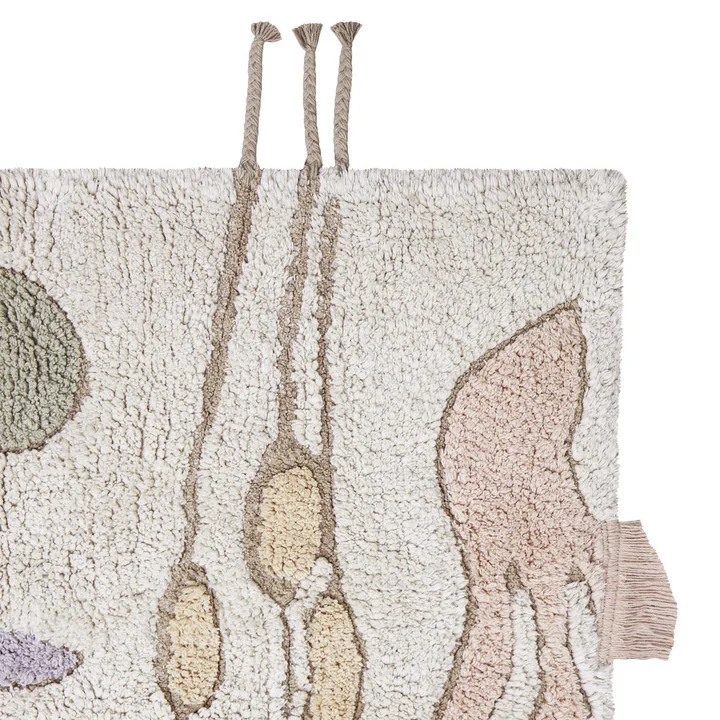 Botanic Fantasy Tapijt, 140 x 200 cm, groen / roos / natuur door Lorena Canals