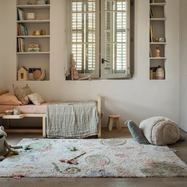 Botanic Fantasy Tapijt, 140 x 200 cm, groen / roos / natuur door Lorena Canals