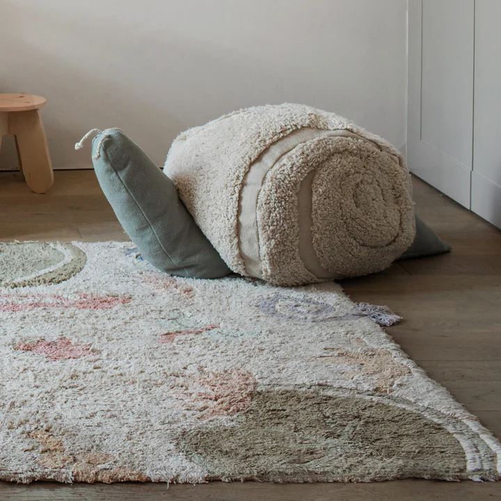 Poef Mr. Snail, blauw van Lorena Canals