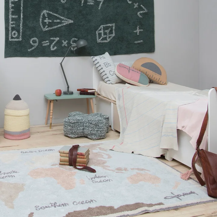 Vintage Map Tapijt, 200 x 140 cm, blauw / groen / roos / natuur door Lorena Canals