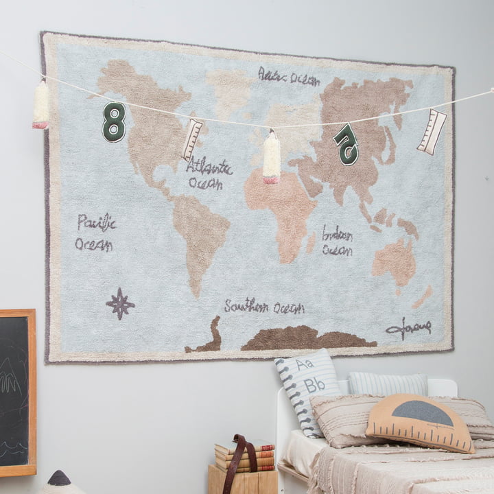 Vintage Map Tapijt, 200 x 140 cm, blauw / groen / roos / natuur door Lorena Canals